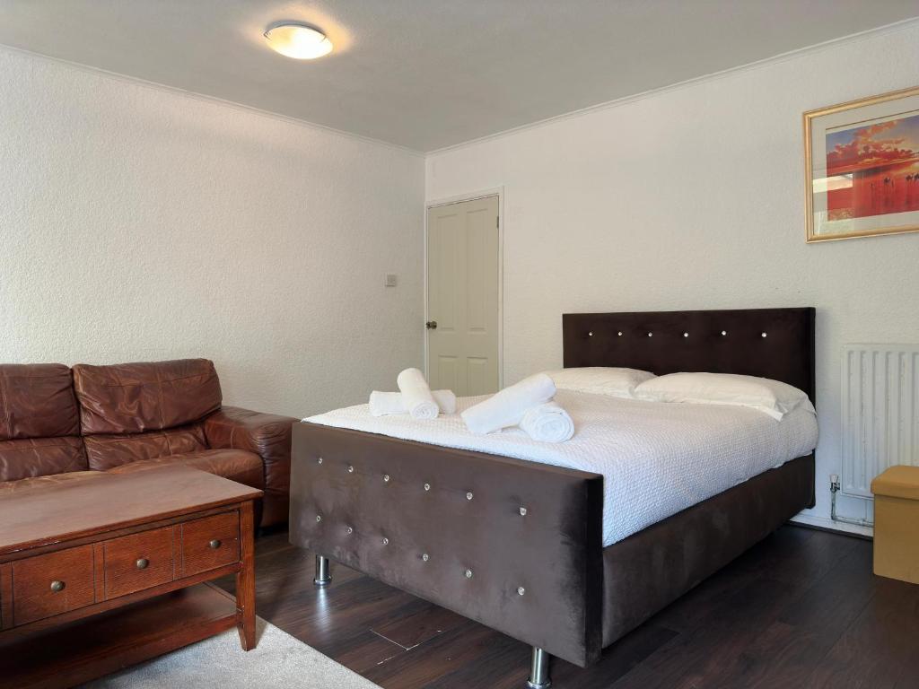 Postel nebo postele na pokoji v ubytování Downtown Delight