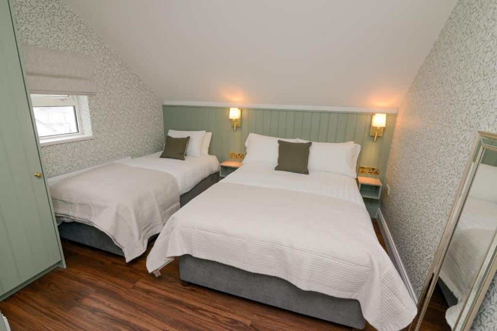 Postel nebo postele na pokoji v ubytování Urban Nest Townhouse