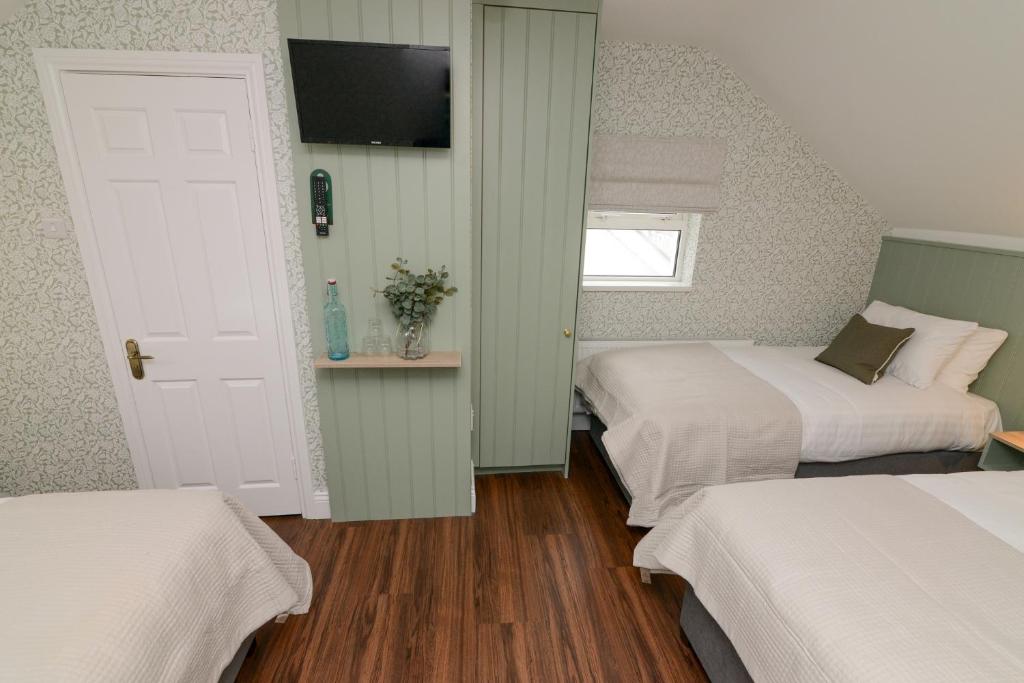 Postel nebo postele na pokoji v ubytování Urban Nest Townhouse