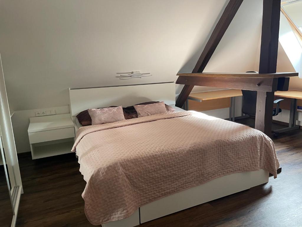 - une chambre avec un lit, un bureau et une lampe dans l'établissement Jenys Apartment Usti 2, à Ústí nad Labem