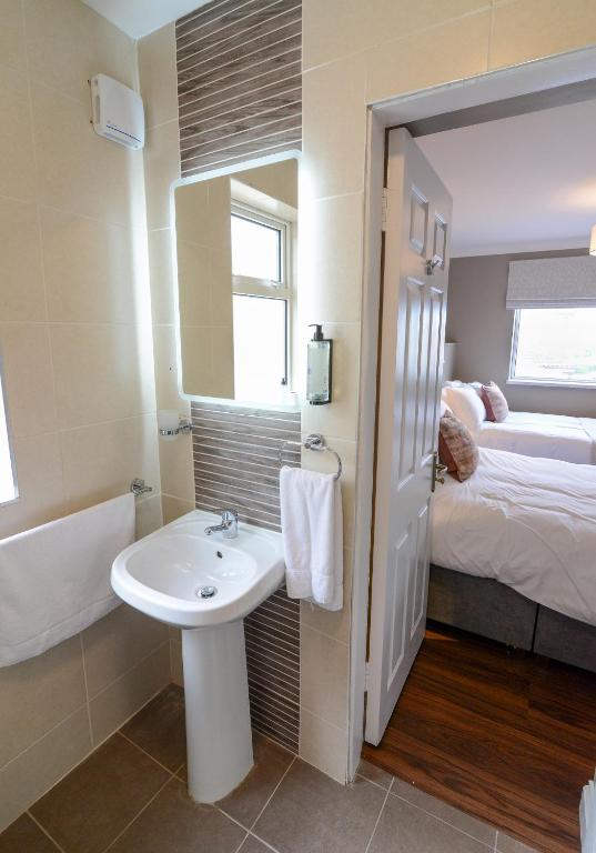 Postel nebo postele na pokoji v ubytování Urban Nest Townhouse