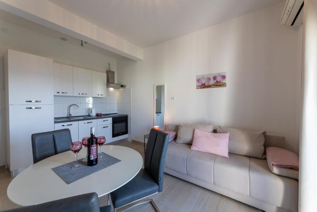 Kuchyň nebo kuchyňský kout v ubytování Apartments Bilopavlović