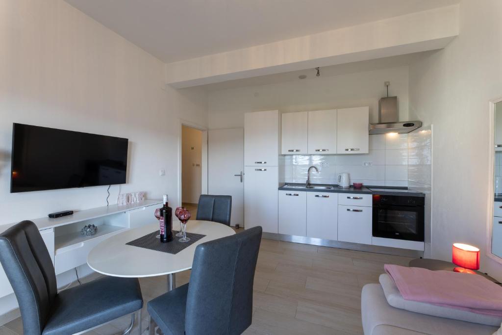 Kuchyň nebo kuchyňský kout v ubytování Apartments Bilopavlović