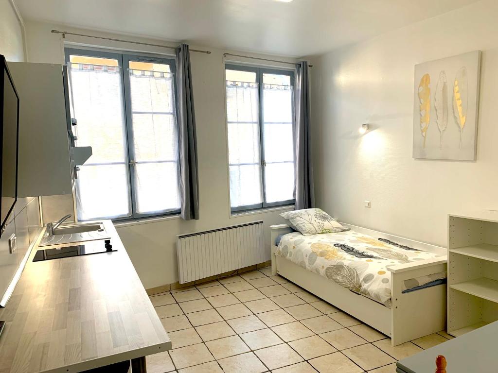 Cette petite chambre comprend un lit et un lavabo. dans l'établissement locationbonappart1, à Limoges