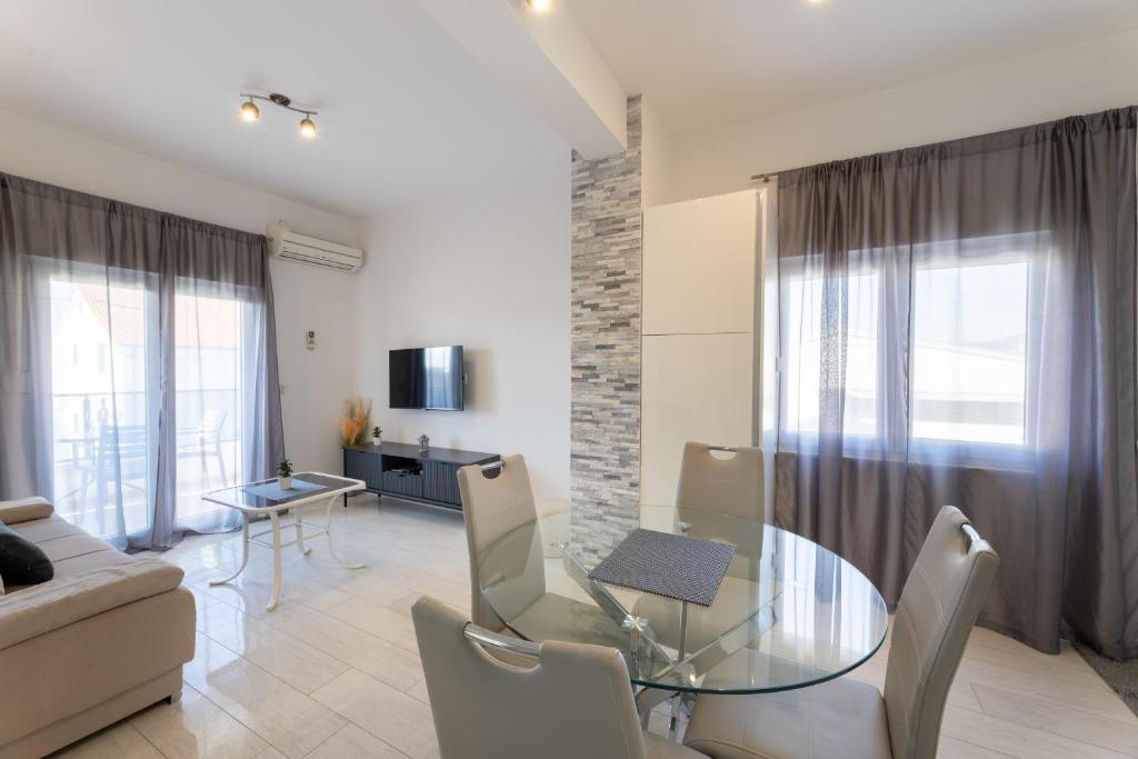 TV a/nebo společenská místnost v ubytování Apartments Bilopavlović