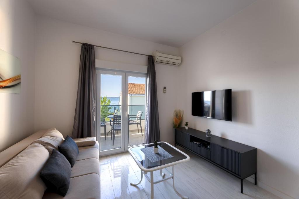 TV a/nebo společenská místnost v ubytování Apartments Bilopavlović