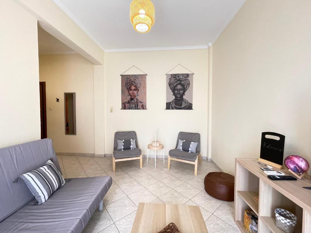 Uma área de estar em Your Home In Elefsis