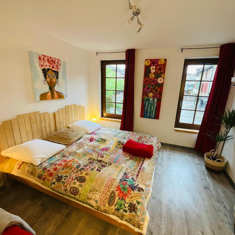 Postel nebo postele na pokoji v ubytování Hôte Labyrinthe lit 180 cm salle de bain, petit dej compris
