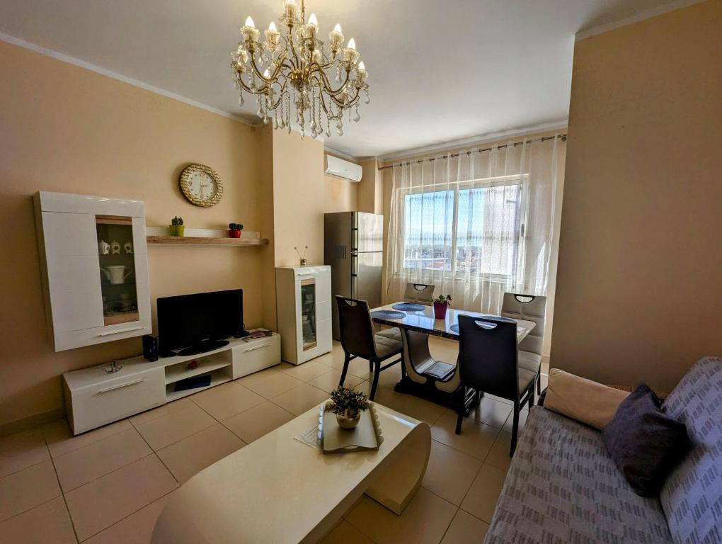 - un salon avec un canapé et une table à manger dans l'établissement Arbi's Apartment, à Shkodër