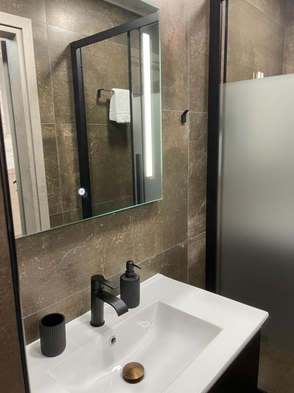 Kúpeľňa v ubytovaní AVR Airport Deluxe Suites 6 AIRPORT FREE SHUTLE