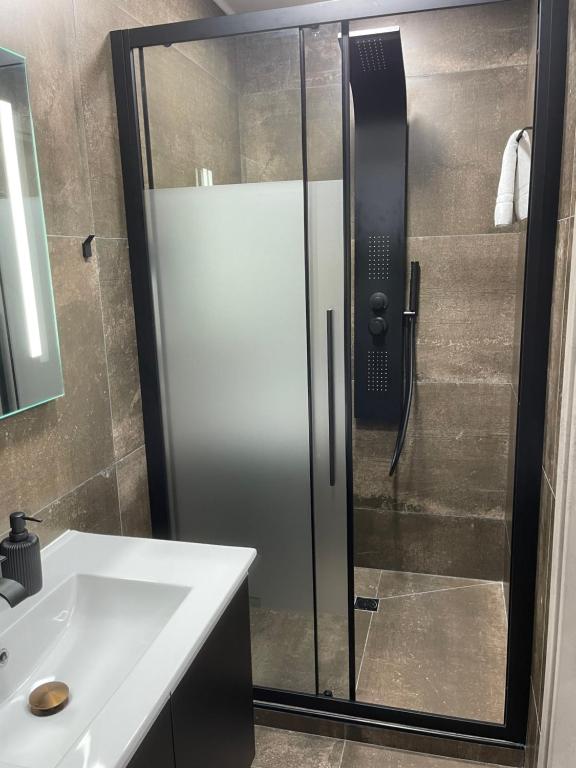 Kúpeľňa v ubytovaní AVR Airport Deluxe Suites 6 AIRPORT FREE SHUTLE