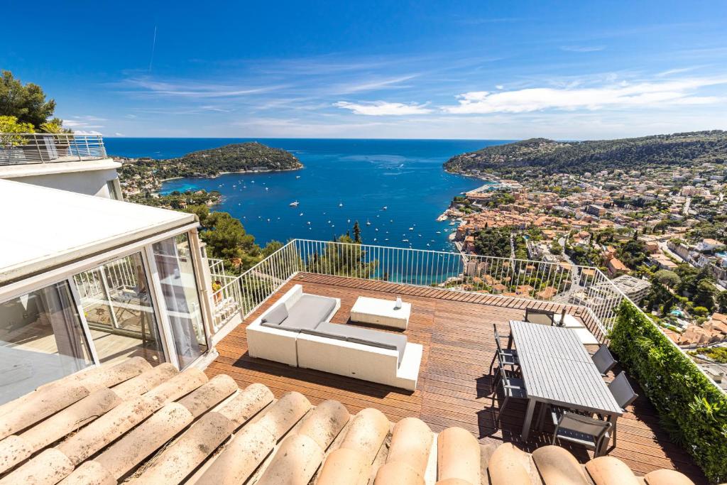un balcone con vista sull'oceano di 73 CORNE D OR - Toit Terrasse - Vue Mer Panoramique - Jaccuzzi a Villefranche-sur-Mer