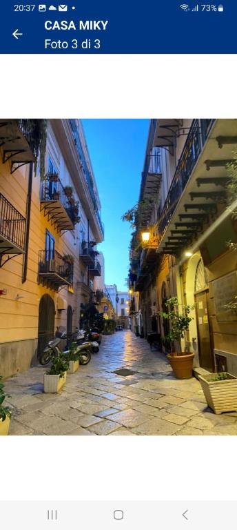 un vicolo con edifici e una strada con piante di CASA MIKY a Palermo