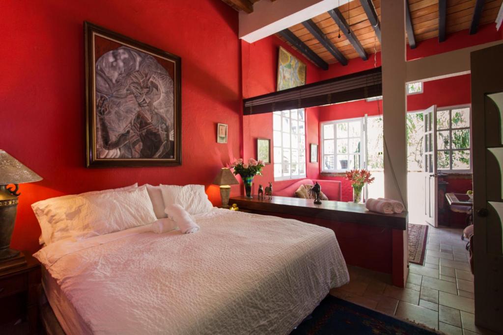 Postel nebo postele na pokoji v ubytování Garlands Del Rio Riverside Boutique Hotel