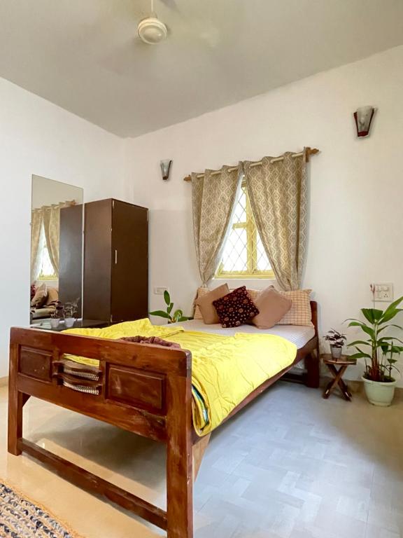 ヴァガトールにあるHarmony 2BHK Homestay by Goaround Homesのベッドルーム1室(大型ベッド1台、黄色い毛布付)