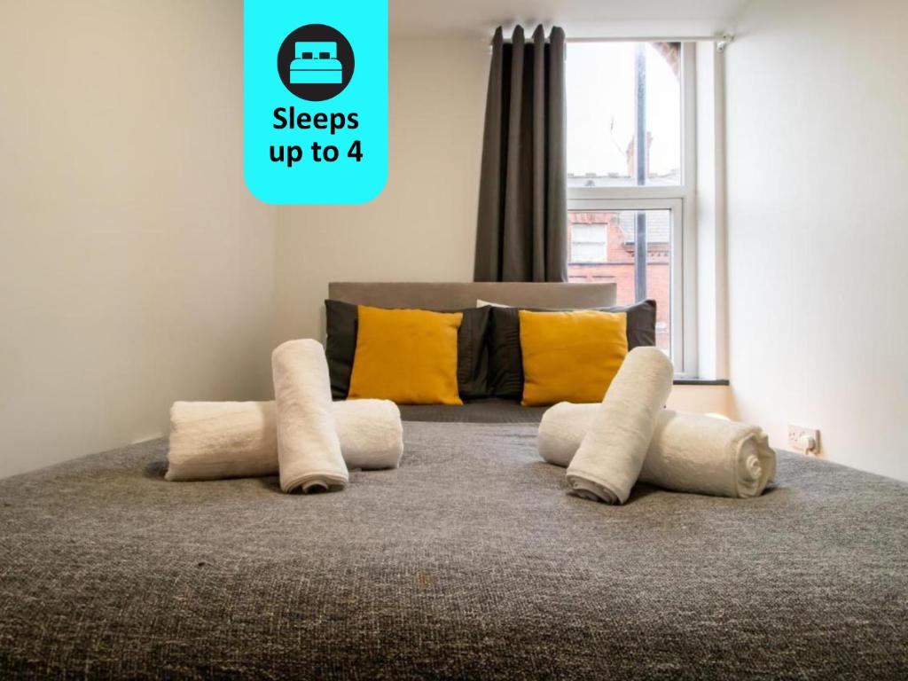 een bed met vier kussens erop bij Cosy and Homey 1br flat in Sunderland Centre - Flat 2 in Sunderland