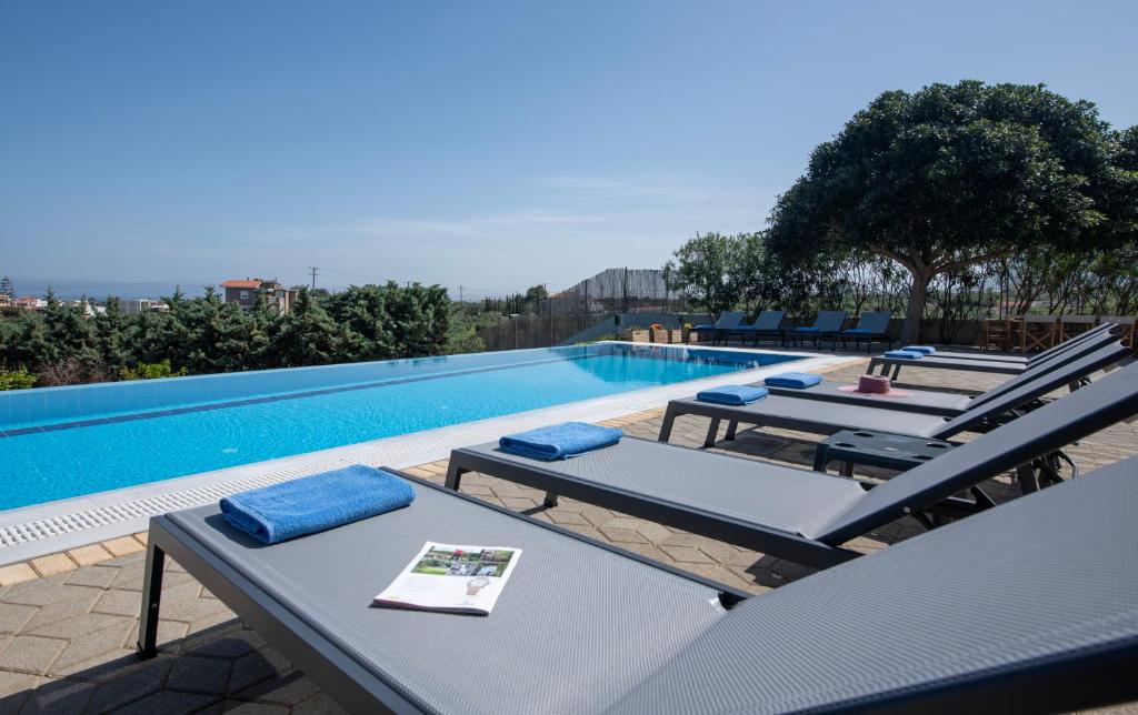 Bazén v ubytovaní Four Seasons private villa - seaview - big heated pool - gym - sport activities alebo v jeho blízkosti