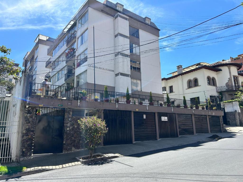 Το κτήριο όπου στεγάζεται  το διαμέρισμα