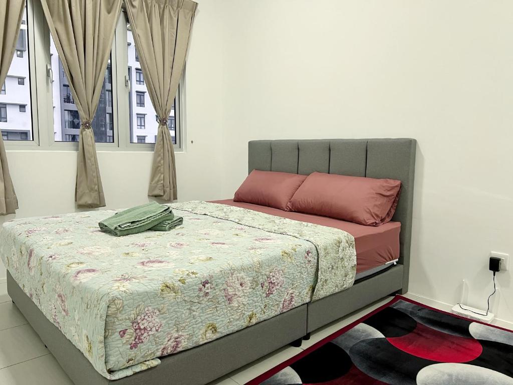 Postel nebo postele na pokoji v ubytování Cozy 3 Rooms , KLCC view , 100 mbps WIFI , Netflix by Noon's Homestay