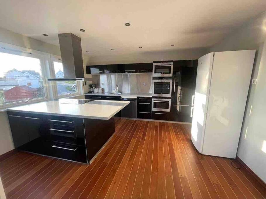 Η κουζίνα ή μικρή κουζίνα στο Nautnes Villa Apartment