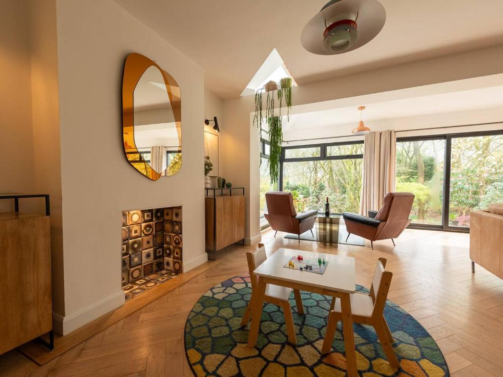 uma sala de estar com mesa e cadeiras em Pass the Keys Acorn Lodge · Luxury Retreat In a Stunning Oasis With Hot Tub em Market Drayton