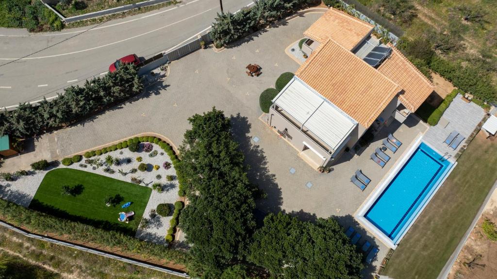 Bazén v ubytovaní Four Seasons private villa - seaview - big heated pool - gym - sport activities alebo v jeho blízkosti