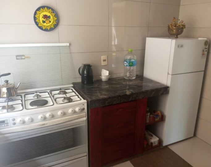 uma cozinha com um fogão e um frigorífico branco em Aidee em La Paz