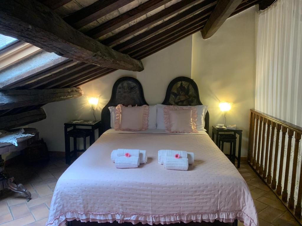 1 dormitorio con 1 cama con 2 toallas en Appartamento nel centro storico. en Roma