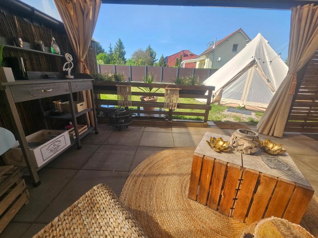 a living room with a coffee table and a view of a house at Punt-A-Pacha Glamping mit eigenem Garten in Kolonie Zern