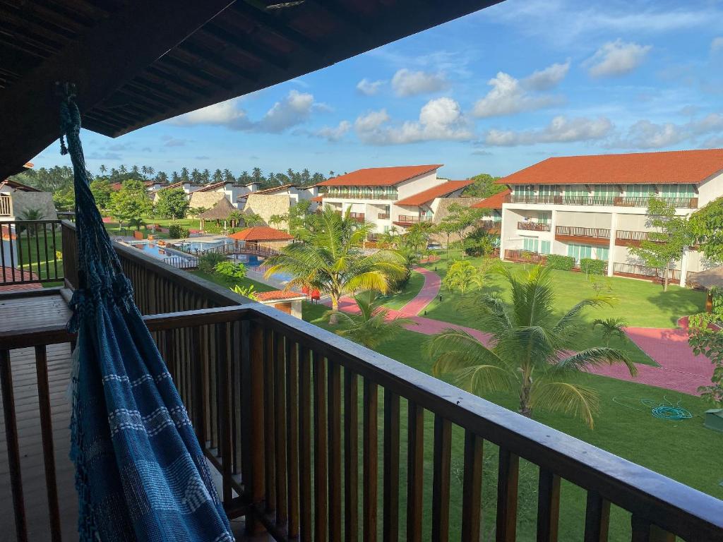 einen Balkon mit Blick auf ein Resort in der Unterkunft Club Meridional Carneiros in Tamandaré