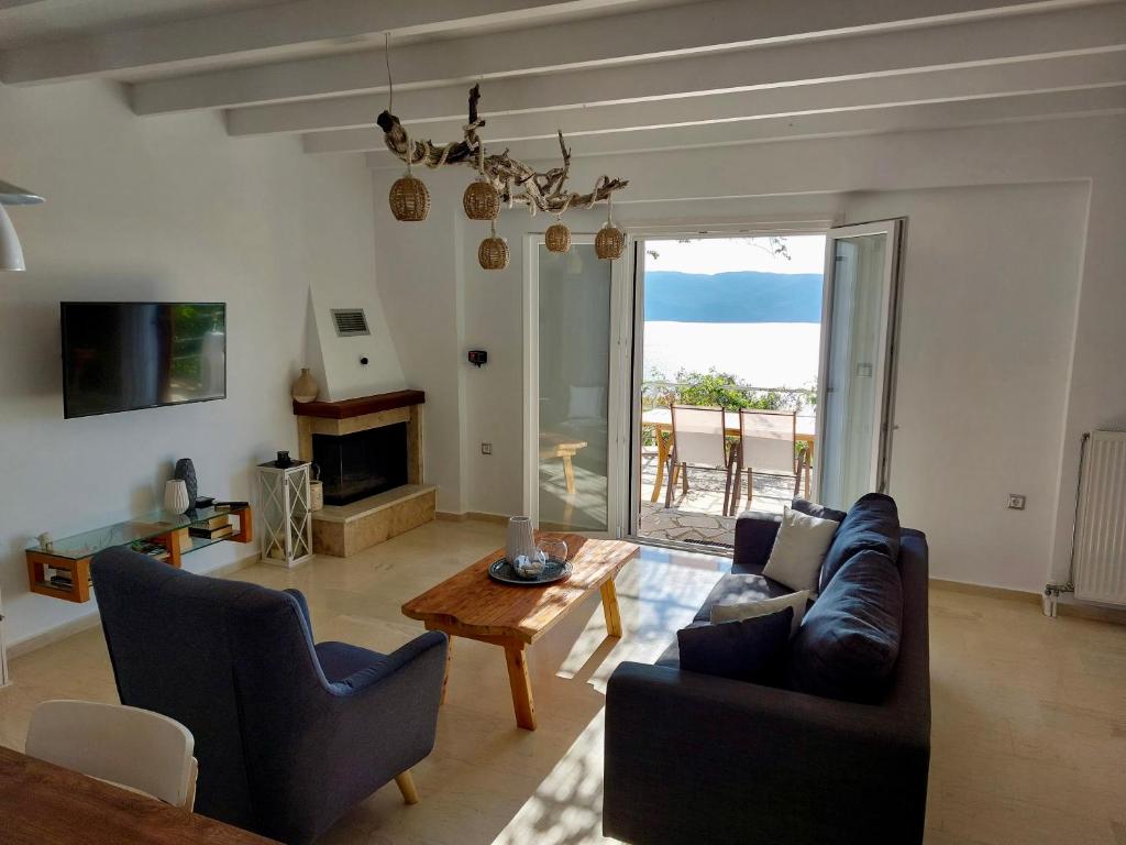 een woonkamer met een bank en een tafel bij Villa Tramonto in Lévki