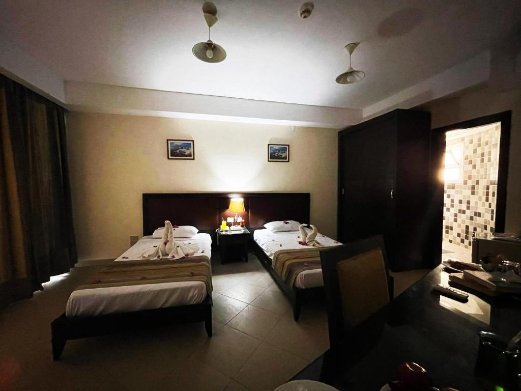 Postel nebo postele na pokoji v ubytování Naama Inn Hotel