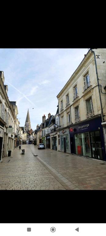 Une rue urbaine vide avec des bâtiments et des voitures. dans l'établissement Chez Paulette, à Vendôme