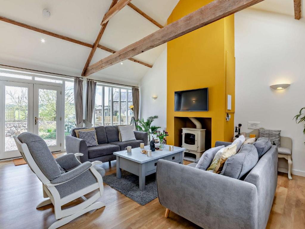 uma sala de estar com sofás e uma televisão em 2 Bed in Bamburgh 90061 em Chatton
