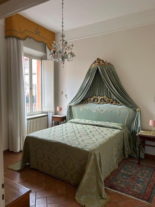 um quarto com uma cama de dossel verde em Centro storico Residenza di charme em Rimini