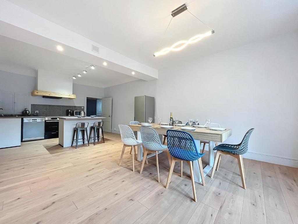 une cuisine et une salle à manger avec une table et des chaises dans l'établissement grand appartement centre-ville, à Clairvaux-les-Lacs