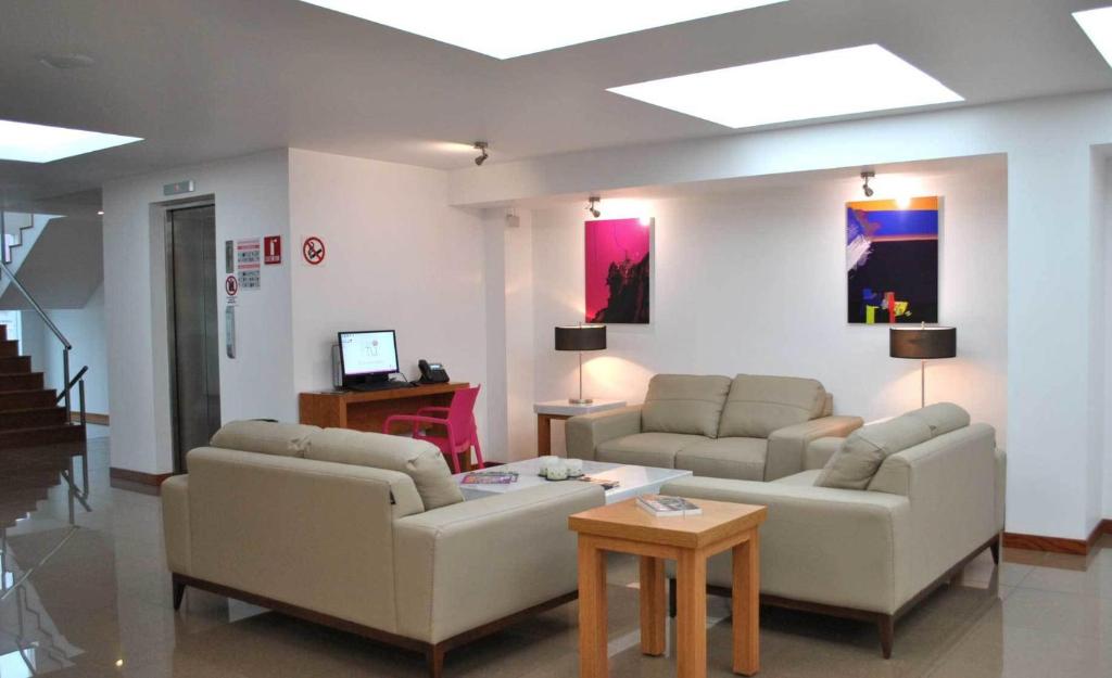 Sala de estar con 2 sofás y mesa en Hotel y Tú Expo en Guadalajara