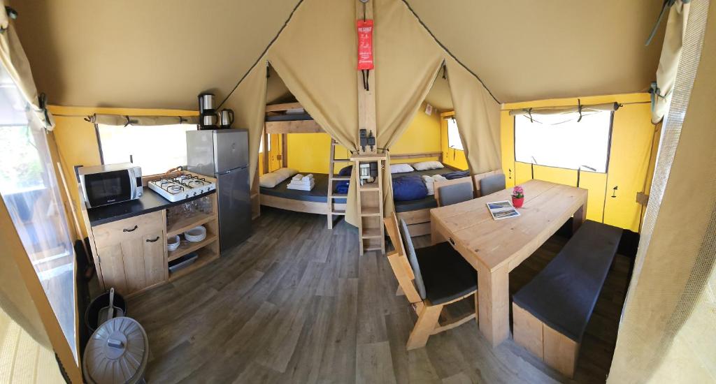 Postel nebo postele na pokoji v ubytování Amadria Park Camping Trogir - Glamping Tents