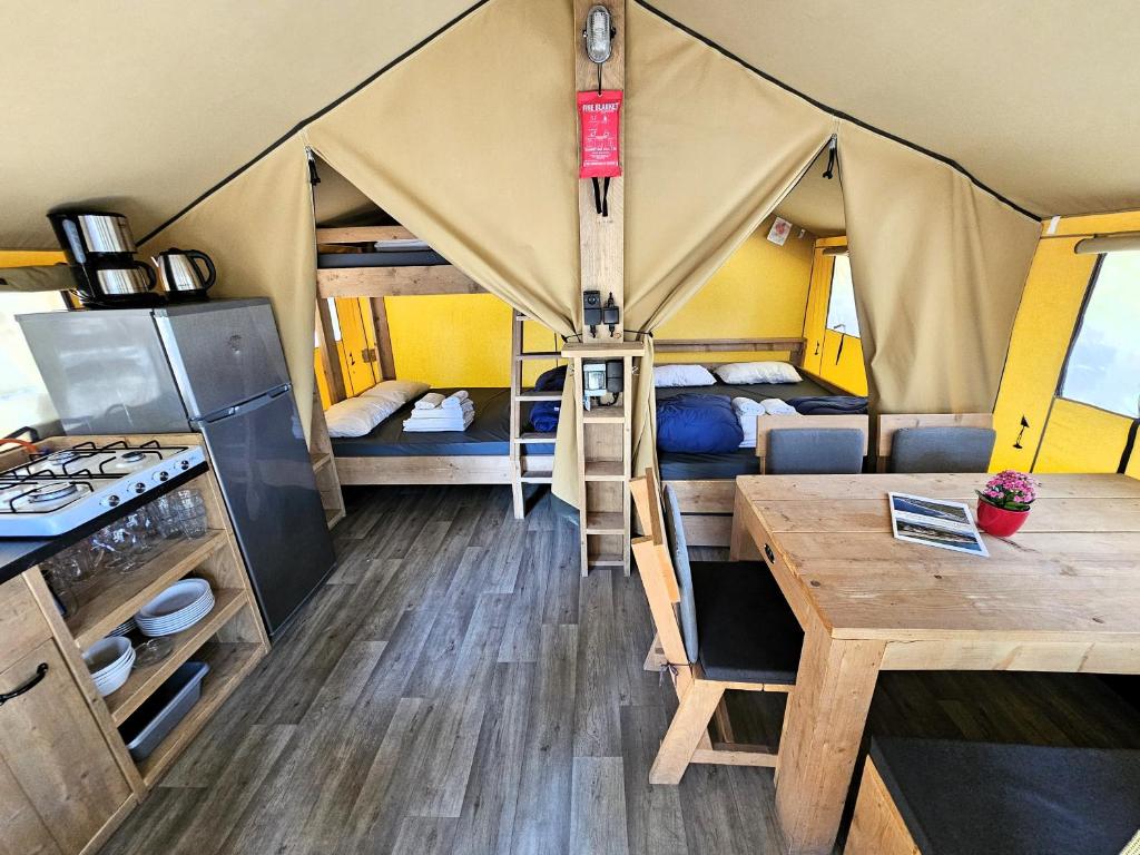 Habitación pequeña con cocina y mesa de comedor. en Amadria Park Camping Trogir - Glamping Tents en Seget Vranjica