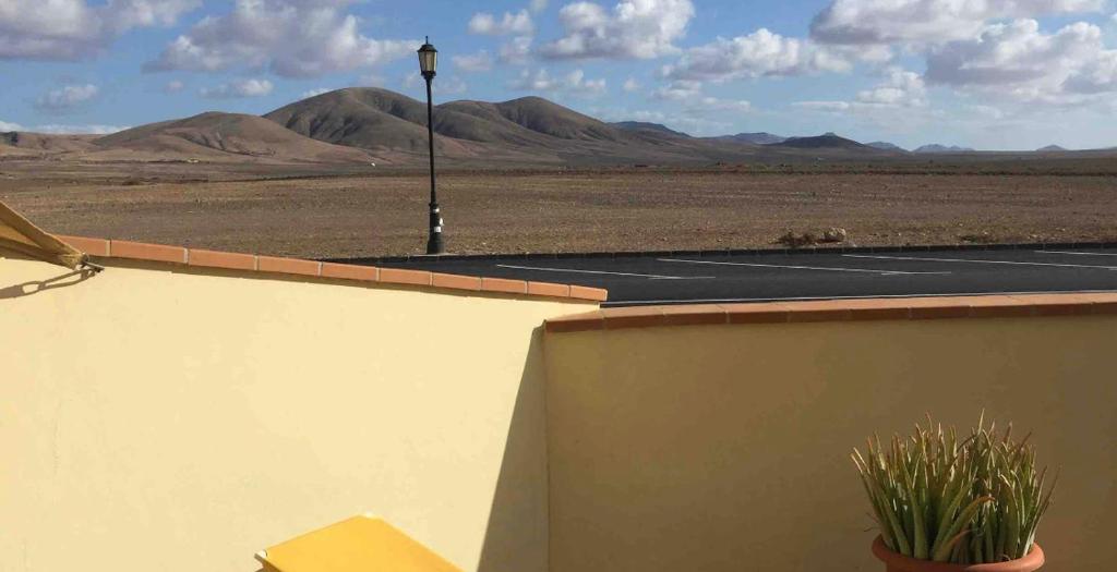 コティージョにあるCasa Vegaの山を背景にした駐車場の眺め