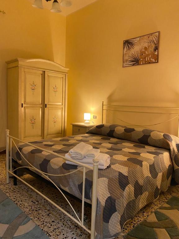 1 dormitorio con 1 cama en una habitación en B&B Albergo Centrale Gioiosa Ionica, en Gioiosa Ionica