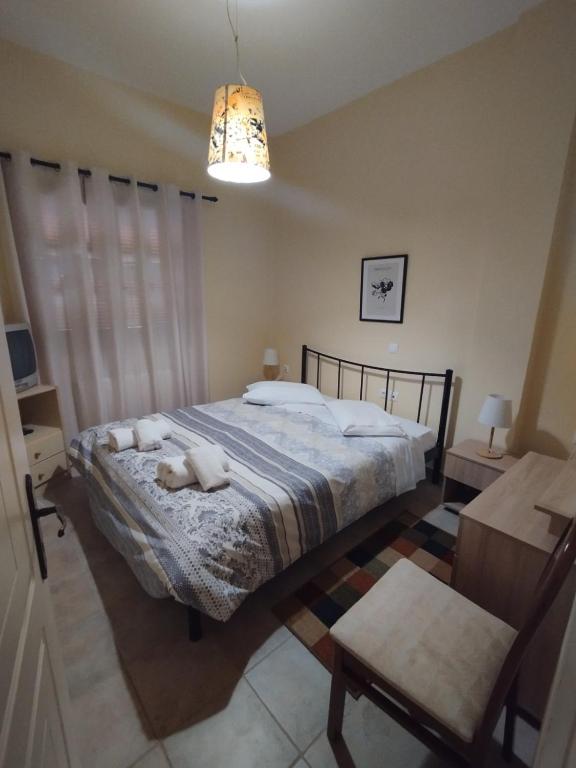 sypialnia z łóżkiem z ręcznikami w obiekcie Maria's House 1 w mieście Pirgos