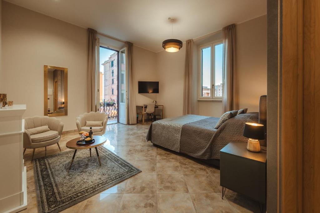 - une chambre avec un lit et un salon dans l'établissement Lifestyle and Suites, à Civitavecchia