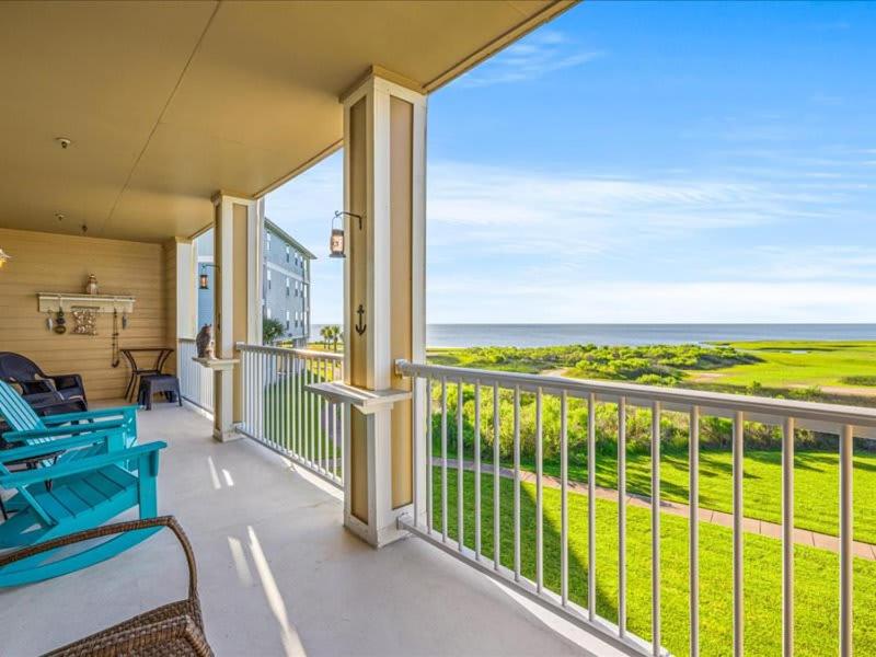 Un balcón con sillas y vistas al océano. en The Perfect Bay-Front Destination, en Galveston