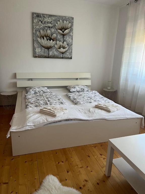Posteľ alebo postele v izbe v ubytovaní Rege apartman 2