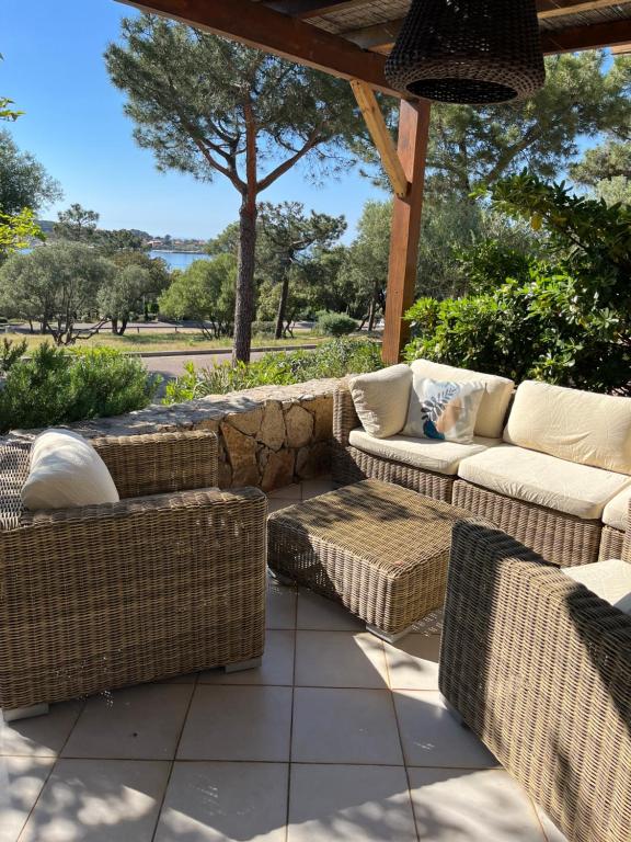 Elle comprend une terrasse dotée d'un mobilier en osier et d'un mur en pierre. dans l'établissement Brisa di mare, à Lumio