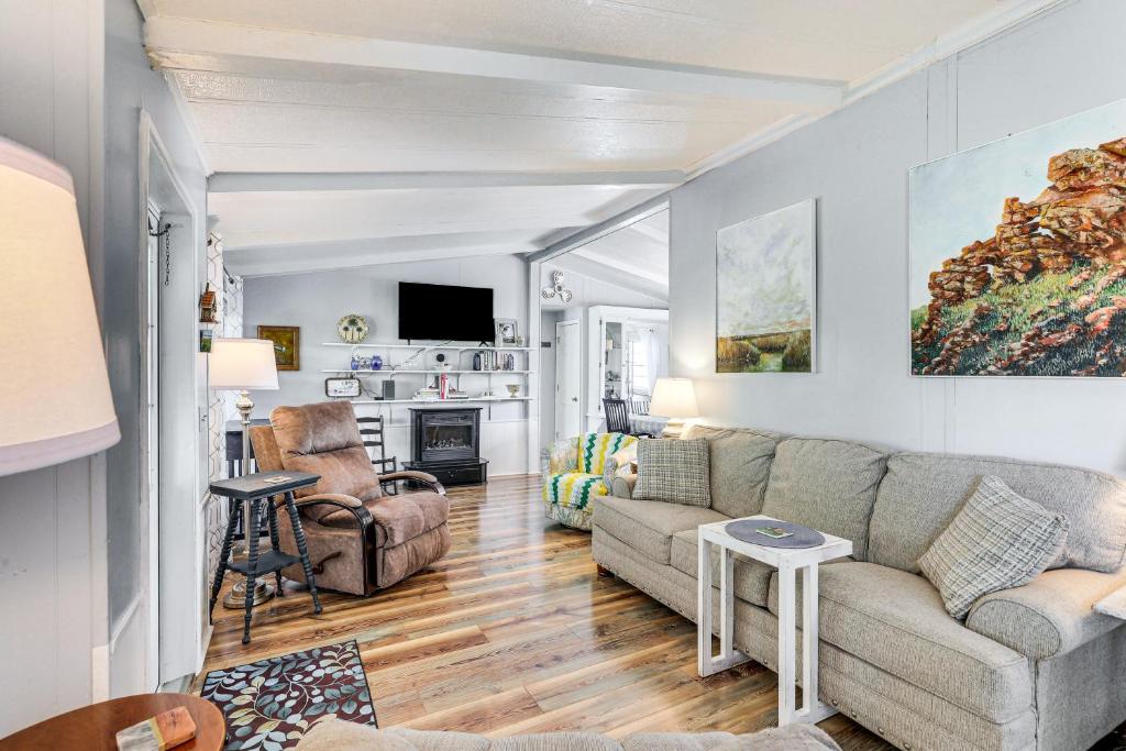 un salon avec un canapé et une table dans l'établissement Lake Marion Home Kayaks, Dock, Waterfront Fun!, à Summerton