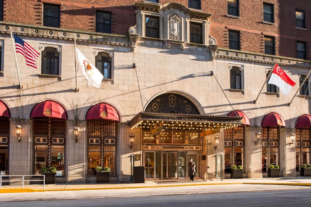 un bâtiment avec drapeaux devant lui dans l'établissement Millennium Knickerbocker Chicago, à Chicago