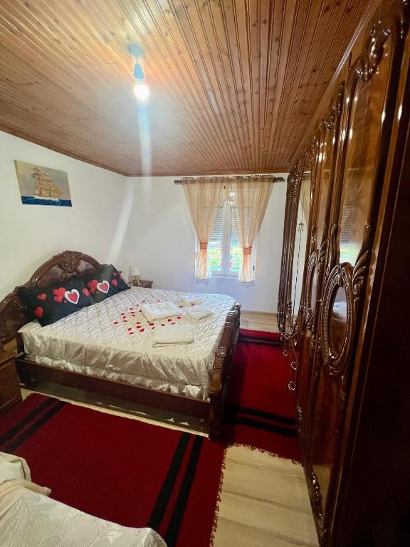 Habitación pequeña con cama y ventana en Guest House Leskovik, en Leskovik