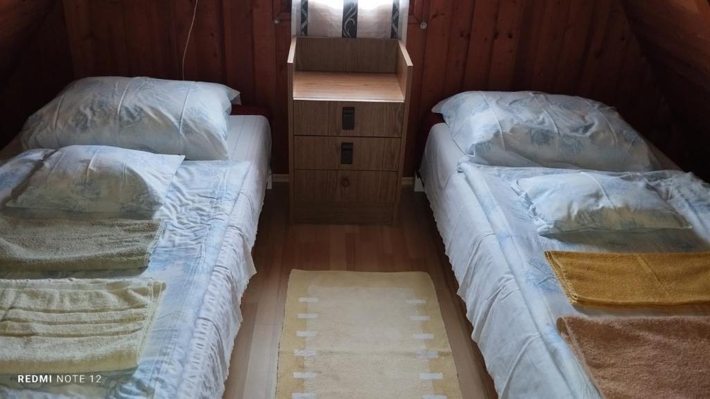 En eller flere senge i et værelse på Balatonmáriafürdő Szabó apartman